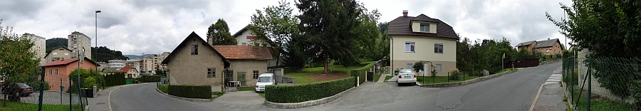 Panorama, Dom in vrt, 23. 8. 2015. Slika je vidna v Google Chromu.